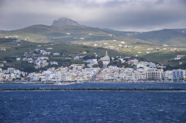 Sporades, Yunanistan ve Avrupa 'da bir feribotun güvertesinden Tinos adasının güzel manzarası.