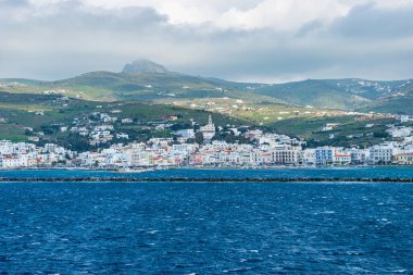 Sporades, Yunanistan ve Avrupa 'da bir feribotun güvertesinden Tinos adasının güzel manzarası.
