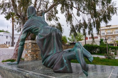 Tinos Adası, Kiklad, Yunanistan 'da mucize arayan yüzü olmayan bir kadının heykeli