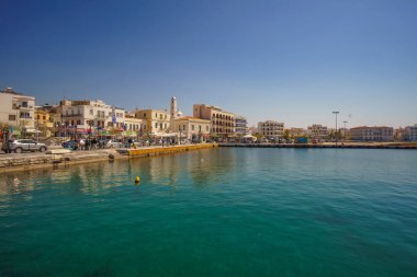 Yunanistan ve Avrupa 'nın Tinos limanı yakınlarındaki Tinos adasındaki Chora kasabasının kentsel manzarası