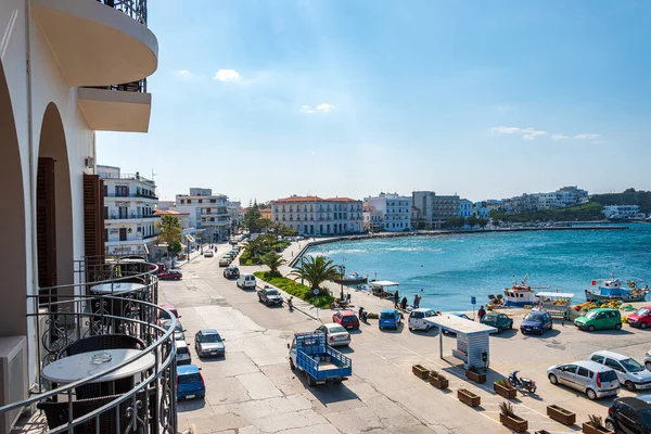 Yunanistan ve Avrupa 'nın Tinos limanı yakınlarındaki Tinos adasındaki Chora kasabasının kentsel manzarası