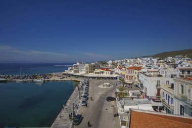 Yunanistan ve Avrupa 'nın Tinos limanı yakınlarındaki Tinos adasındaki Chora kasabasının kentsel manzarası