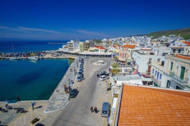 Yunanistan ve Avrupa 'nın Tinos limanı yakınlarındaki Tinos adasındaki Chora kasabasının kentsel manzarası