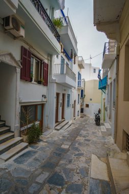 Tinos Adası, Kiklad, Yunanistan 'daki geleneksel mimari binaları ile Chora' nın merkezindeki dar sokaklar, Tinos