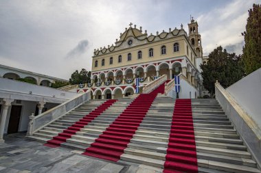 Panagia Megalochari kilisesi ya da Tinos Adası 'ndaki Bakire Meryem' in dış görünüşü. Tinos 'un koruyucu azizidir ve Yunanistan, Avrupa' nın aziz koruyucusu olarak kabul edilir.