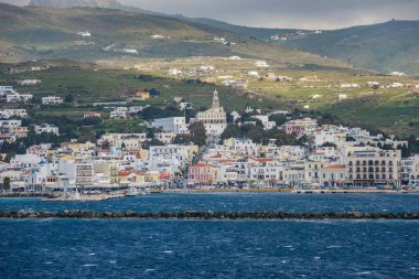 Sporades, Yunanistan ve Avrupa 'da bir feribotun güvertesinden Tinos adasının güzel manzarası.