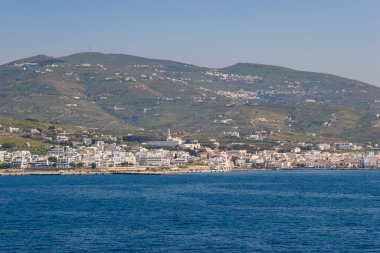 Sporades, Yunanistan ve Avrupa 'da bir feribotun güvertesinden Tinos adasının güzel manzarası.