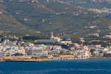 Sporades, Yunanistan ve Avrupa 'da bir feribotun güvertesinden Tinos adasının güzel manzarası.