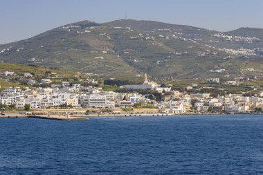 Sporades, Yunanistan ve Avrupa 'da bir feribotun güvertesinden Tinos adasının güzel manzarası.