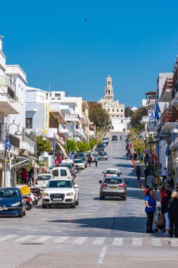 Dar kaldırımlı caddeleri olan Tinos adası manzarası ve yerel ürünler, hediyelik eşya dükkanları, Tinos, Cyclades Ege Denizi, Yunanistan
