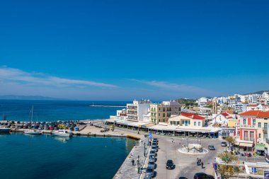 Yunanistan ve Avrupa 'nın Tinos limanı yakınlarındaki Tinos adasındaki Chora kasabasının kentsel manzarası