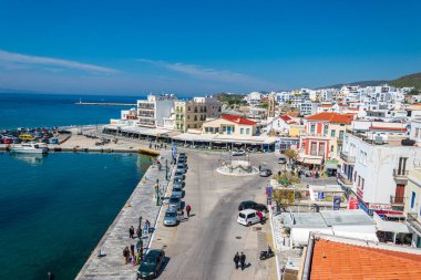 Yunanistan ve Avrupa 'nın Tinos limanı yakınlarındaki Tinos adasındaki Chora kasabasının kentsel manzarası