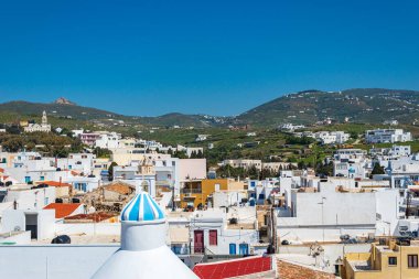 Yunanistan ve Avrupa 'nın Tinos limanı yakınlarındaki Tinos adasındaki Chora kasabasının kentsel manzarası