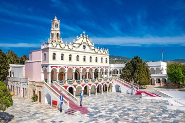 Panagia Megalochari kilisesi ya da Tinos Adası 'ndaki Bakire Meryem' in dış görünüşü. Tinos 'un koruyucu azizidir ve Yunanistan, Avrupa' nın aziz koruyucusu olarak kabul edilir.