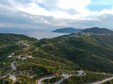 Gün batımında Yunanistan 'ın Alonissos adası Sporades üzerindeki hava panoramik manzarası