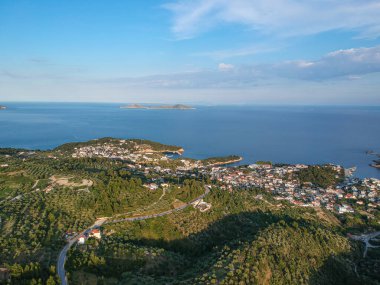 Gün batımında Yunanistan 'ın Alonissos adası Sporades üzerindeki hava panoramik manzarası