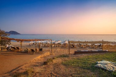 Romanos kıyı köyü yakınlarındaki ünlü Romanos Sahili ve Yunanistan 'ın Messenia Peloponnese kentindeki ünlü lüks tatil beldesi Costa Navarino' ya yakın.