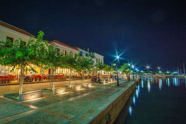Yunanistan 'ın Mora kentindeki Messenia' nın batısındaki güzel sahil kenti Pylos 'un şehir manzarası