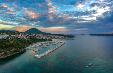 Yunanistan 'ın Mora kentindeki Messenia' nın batısındaki güzel sahil kenti Pylos 'un hava manzarası