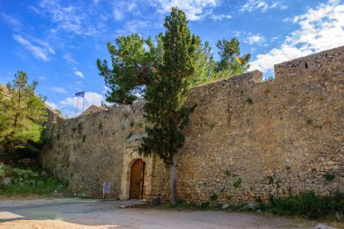 Pylos Kalesi 'nden görüntü. Yunanistan 'ın en iyi korunmuş kalelerinden biridir. Yeni Navarino ya da Niokastro, Pylos limanının girişine yakın. Messenia, Yunanistan, Avrupa