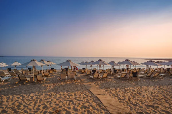 Romanos kıyı köyü yakınlarındaki ünlü Romanos Sahili ve Yunanistan 'ın Messenia Peloponnese kentindeki ünlü lüks tatil beldesi Costa Navarino' ya yakın.