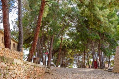 Pylos Kalesi 'nden görüntü. Yunanistan 'ın en iyi korunmuş kalelerinden biridir. Yeni Navarino ya da Niokastro, Pylos limanının girişine yakın. Messenia, Yunanistan, Avrupa