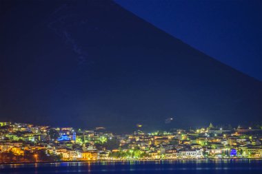 Yunanistan 'ın Mora kentindeki batı Messenia' daki güzel sahil kenti Pylos 'un gece manzarası