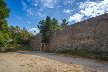 Pylos Kalesi 'nden görüntü. Yunanistan 'ın en iyi korunmuş kalelerinden biridir. Yeni Navarino ya da Niokastro, Pylos limanının girişine yakın. Messenia, Yunanistan, Avrupa