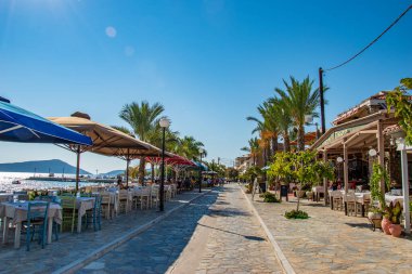 Messinia, Moreloponnese, Yunanistan ve Avrupa 'daki Pylos şehri yakınlarındaki Gialova sahil köyünden yaz manzarası