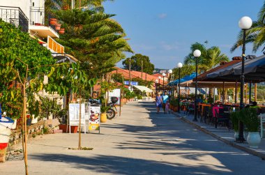 Messinia, Moreloponnese, Yunanistan ve Avrupa 'daki Pylos şehri yakınlarındaki Gialova sahil köyünden yaz manzarası