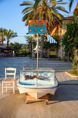 Messinia, Moreloponnese, Yunanistan ve Avrupa 'daki Pylos şehri yakınlarındaki Gialova sahil köyünden yaz manzarası