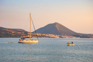 Messenia, Moreloponnese, Yunanistan 'daki Gialova yakınlarındaki Navarino körfezi üzerinde güzel bir gün batımı manzarası