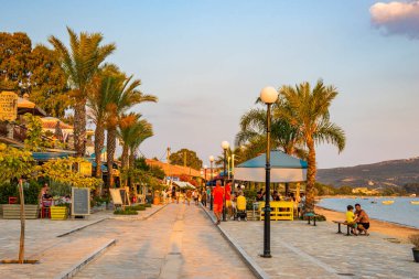 Messinia, Moreloponnese, Yunanistan ve Avrupa 'daki Pylos şehri yakınlarındaki Gialova sahil köyünden yaz manzarası