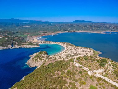 Messenia, Yunanistan ve Avrupa 'daki Voidokilia plajı yakınlarındaki antik Venedik şatosu paleokastro üzerinde havadan panoramik bir manzara