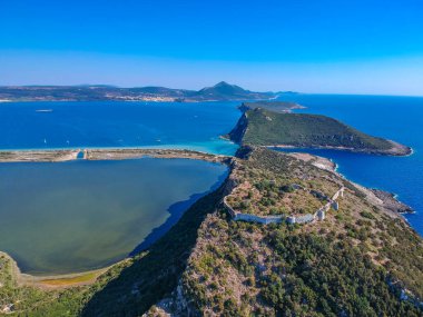 Messenia, Yunanistan ve Avrupa 'daki Voidokilia plajı yakınlarındaki antik Venedik şatosu paleokastro üzerinde havadan panoramik bir manzara
