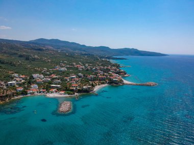 Yunanistan 'ın Kalamata kenti Moreloponnese yakınlarındaki Messenia ilindeki Mantinies ve Acrogiali sahil bölgesi yakınlarındaki hava panoramik manzarası.