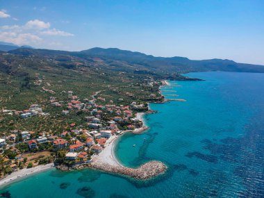 Yunanistan 'ın Kalamata kenti Moreloponnese yakınlarındaki Messenia ilindeki Mantinies ve Acrogiali sahil bölgesi yakınlarındaki hava panoramik manzarası.