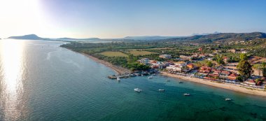 Navarino Körfezi 'ndeki Gialova sahil şehri üzerinde panoramik hava manzarası. Yunanistan 'ın Messenia kentindeki en iyi turistik yerlerden biridir..