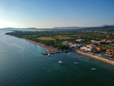 Navarino Körfezi 'ndeki Gialova sahil şehri üzerinde panoramik hava manzarası. Yunanistan 'ın Messenia kentindeki en iyi turistik yerlerden biridir..