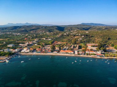 Navarino Körfezi 'ndeki Gialova sahil şehri üzerinde panoramik hava manzarası. Yunanistan 'ın Messenia kentindeki en iyi turistik yerlerden biridir..
