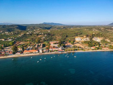 Navarino Körfezi 'ndeki Gialova sahil şehri üzerinde panoramik hava manzarası. Yunanistan 'ın Messenia kentindeki en iyi turistik yerlerden biridir..
