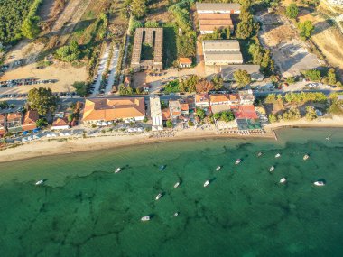 Navarino Körfezi 'ndeki Gialova sahil şehri üzerinde panoramik hava manzarası. Yunanistan 'ın Messenia kentindeki en iyi turistik yerlerden biridir..