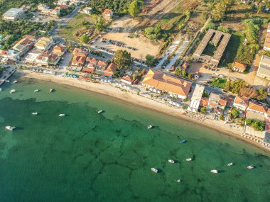 Navarino Körfezi 'ndeki Gialova sahil şehri üzerinde panoramik hava manzarası. Yunanistan 'ın Messenia kentindeki en iyi turistik yerlerden biridir..