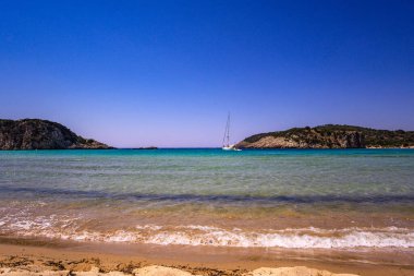 Messenia, Moreloponnese, Yunanistan ve Avrupa 'daki Romanos bölgesi yakınlarındaki Voidokoilia plajından güzel bir yaz manzarası