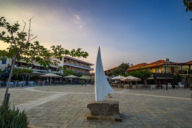 Messinia, Yunanistan ve Avrupa 'daki Methoni kıyı kasabasının şehir meydanı.