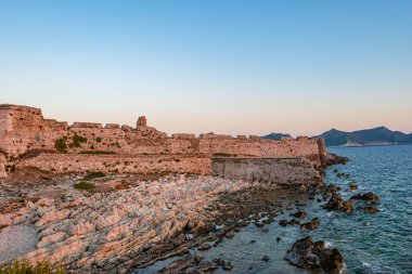 Gün batımında Methoni Kalesi 'nden İyon Denizi' ne doğru ikonik bir manzara. Methoni kalesi Akdeniz, Avrupa 'daki en büyük ve en büyük kaledir.