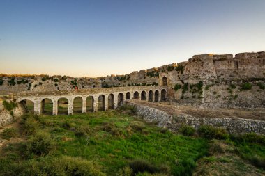 Methoni Kalesi 'nin arkeolojik alanının içinde. 13. yüzyılın başlarında Venedikliler tarafından inşa edilen yapı, Akdeniz, Avrupa 'daki en büyük ve en büyük yapıdır..