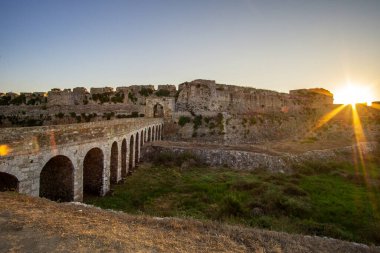 Methoni Kalesi 'nin arkeolojik alanının içinde. 13. yüzyılın başlarında Venedikliler tarafından inşa edilen yapı, Akdeniz, Avrupa 'daki en büyük ve en büyük yapıdır..