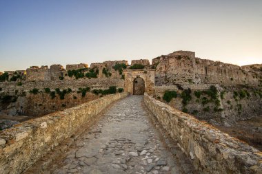 Methoni Kalesi 'nin arkeolojik alanının içinde. 13. yüzyılın başlarında Venedikliler tarafından inşa edilen yapı, Akdeniz, Avrupa 'daki en büyük ve en büyük yapıdır..