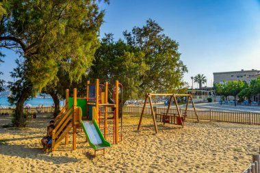 Messinia, Moreloponese, Yunanistan ve Avrupa 'daki Methoni kasabasının plajı yakınlarındaki çocuk oyun parkı yaz manzarası